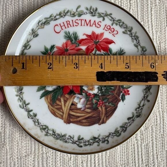 Forget Me Not 1992 Christmas Keepsake Fine Porcelain Christmas Plate,Poinsettias - Picture 5 of 5